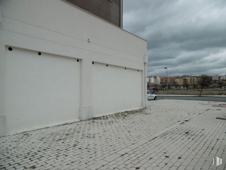 Retail for rent at Zona Universidad, Ávila, 05003 with building, cloud, sky, road surface, wood, asphalt, automotive tire, grey, floor and tree around