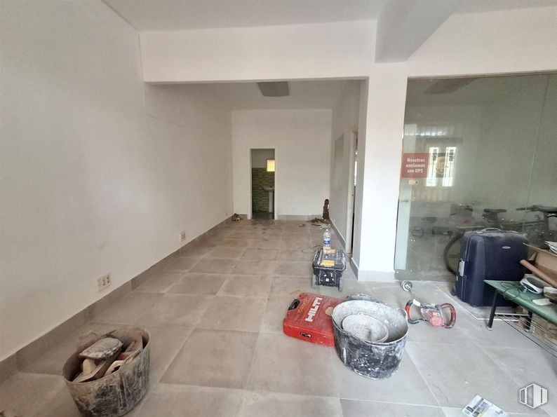 Retail for sale at Avenida Juan de la Cierva, 5, Getafe, Madrid, 28901 with luggage & bags, flooring, floor, wall, ceiling, composite material, tile flooring, building material, paint and tile around