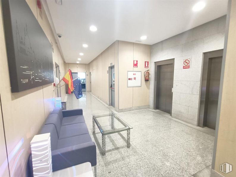 Oficina en alquiler en Calle Valportillo I, 1, Alcobendas, Madrid, 28100 con sofá, mesa, interiorismo, suelos, hall, techo, edificio, ciudad, accesorio y televisión alrededor