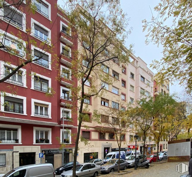 Local en alquiler en Calle Ibiza, Retiro, Madrid, 28009 con coche, ventana, edificio, rueda, neumático, propiedad, vehículo, cielo, árbol y diseño urbano alrededor