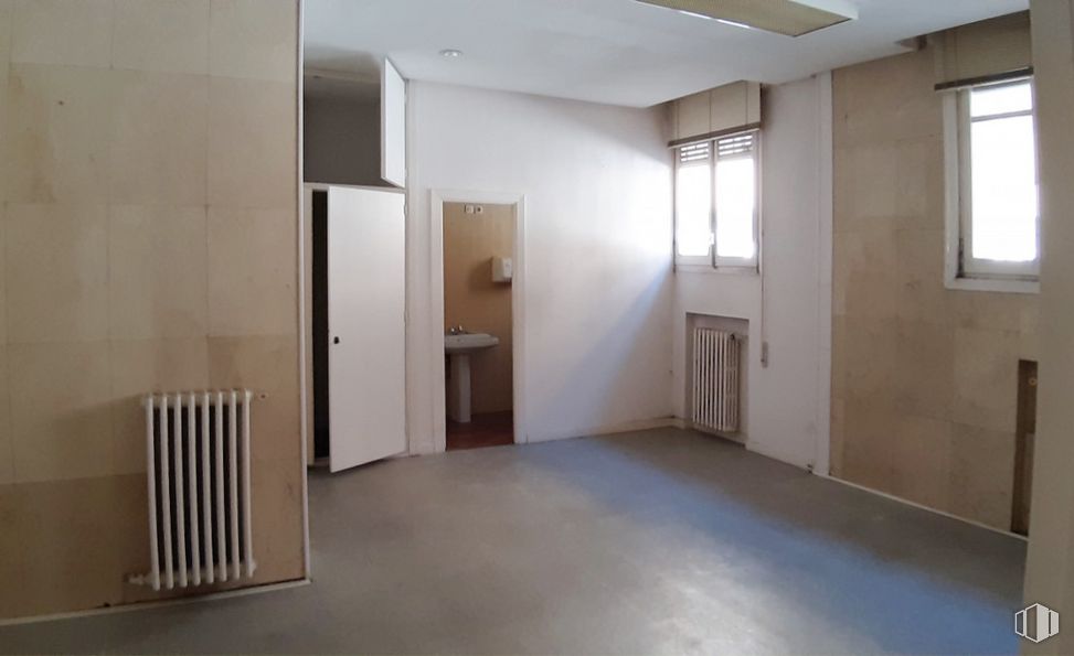 Retail for rent at Calle Perucho, Segovia, 40005 with window, property, fixture, wood, interior design, building, hall, door, flooring and floor around