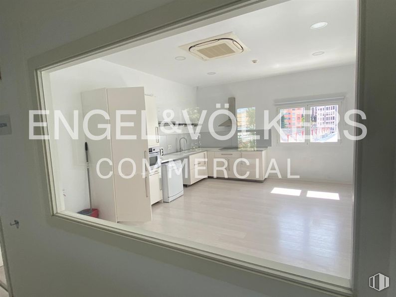 Oficina en alquiler en Calle Julián Camarillo, 38, San Blas - Canillejas, Madrid, 28037 con ventana, edificio, accesorio, suelos, fuente, exterior del automóvil, madera, vidrio, puerta y techo alrededor