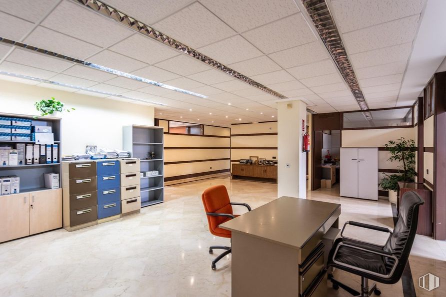 Oficina en venta en Zona Auditorio, Las Rozas de Madrid, Madrid, 28230 con silla, escritorio, archivador, ebanistería, cajonera, planta de interior, mueble, interiorismo, suelos y techo alrededor