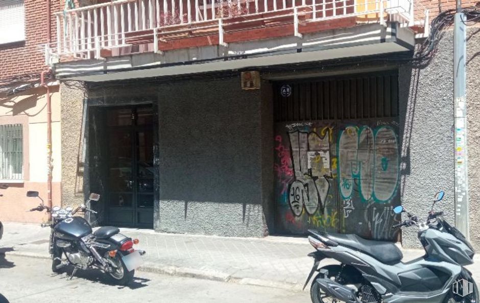 Local en venta en Calle Antonio Moreno, 5, Carabanchel, Madrid, 28025 con motocicleta, ventana, rueda, neumático, vehículo terrestre, fotografía, iluminación del automóvil, blanco, vehículo y neumático de automoción alrededor