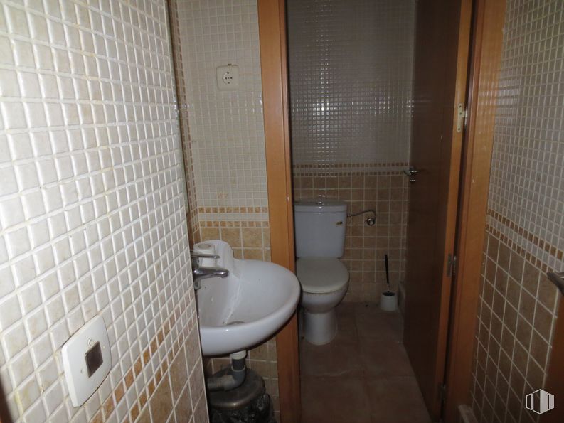 Retail for sale at Calle Puentelarra, Villa de Vallecas, Madrid, 28031 with toilet, sink, brown, property, plumbing fixture, building, bathroom, fixture, purple and toilet seat around