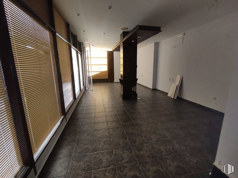 Retail for rent at Barrio Santa María de Benquerencia, Toledo, 45007 with window blind, window, fixture, wood, interior design, flooring, hall, floor, ceiling and tints and shades around