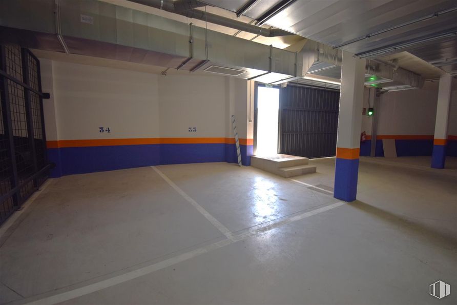 Retail for sale at Zona Evangelina Nogales de la Morena, Colmenar Viejo, Madrid, 28770 with building, flooring, floor, wood, hall, field house, fixture, ceiling, house and concrete around