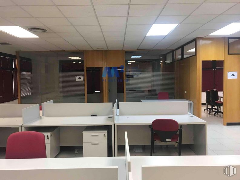 Oficina en alquiler en Zona empresarial Alcobendas, Alcobendas, Madrid, 28100 con silla, mueble, mesa, edificio, diseño de interiores, accesorio, puerta, piso, pavimentos y techo alrededor