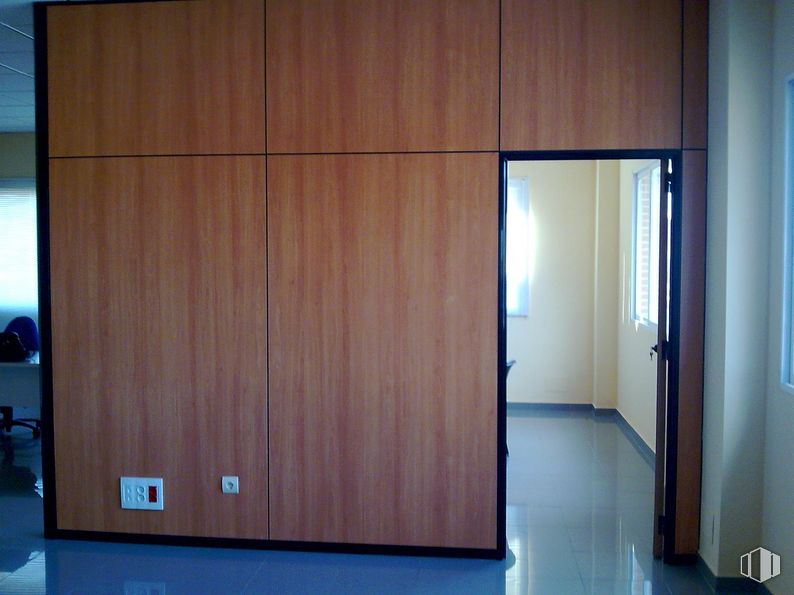 Industrial for rent at Avenida Reyes, 3, Colmenar Viejo, Madrid, 28770 with wardrobe, cupboard, flooring, wood, floor, door, wood stain, hardwood, glass and plywood around