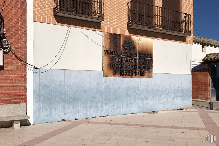 Retail for sale at Plaza José Antonio, 2, Lominchar, Toledo, 45212 with window, road surface, wood, building, shade, brickwork, plant, brick, asphalt and rectangle around