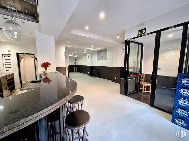 Local en alquiler en Travesía Ronda, 6, San Blas - Canillejas, Madrid, 28022 con taburete, lámpara, alumbrado, encimera, puerta, silla, suelos, interiorismo, suelo y techo alrededor