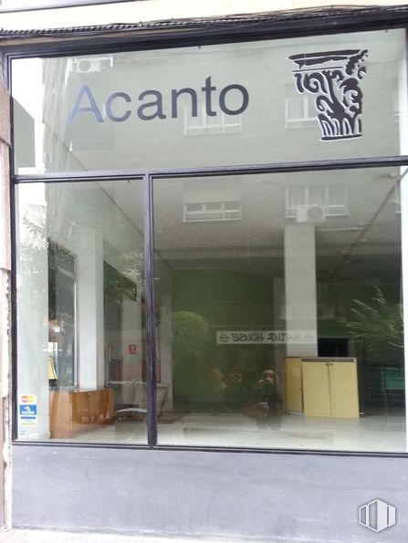 Retail for rent at Calle San Isidro, 10, Talavera de la Reina, Toledo, 45600 with person, fixture, architecture, building, plant, facade, font, glass, retail and door around