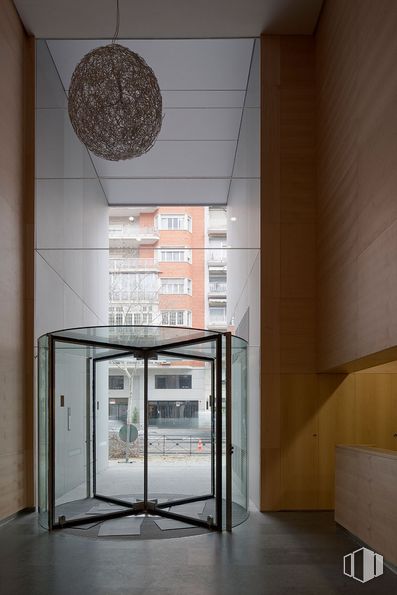 Oficina en alquiler en Príncipe de Vergara, 37, Salamanca, Madrid, 28001 con edificio, accesorio, ventana, rectángulo, madera, pared, diseño urbano, propiedad material, estantería y material compuesto alrededor