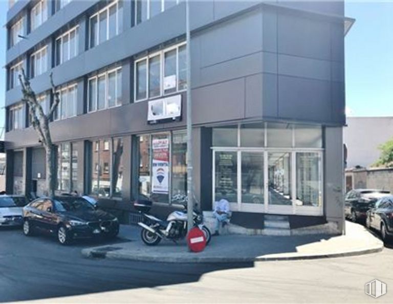 Local en alquiler y venta en Avenida Leopoldo Calvo - Sotelo Bustelo, 10, Pozuelo de Alarcón, Madrid, 28224 con coche, edificio, motocicleta, rueda, vehículo terrestre, neumático, propiedad, ventana, vehículo y neumático automotriz alrededor