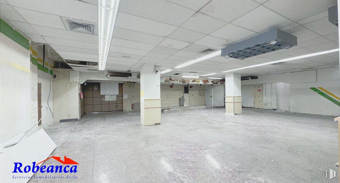 Retail for rent at Zona paseo San Roque, Ávila, 05001 with building, interior design, floor, flooring, gas, hall, ceiling, parking, machine and concrete around