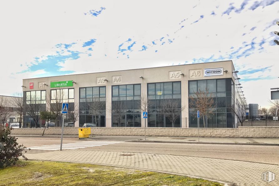 Industrial for sale & for rent at Avenida Palmeras, 16 D7, Ciempozuelos, Madrid, 28350 with building, plant, sky, cloud, street light, urban design, facade, commercial building, road and window around