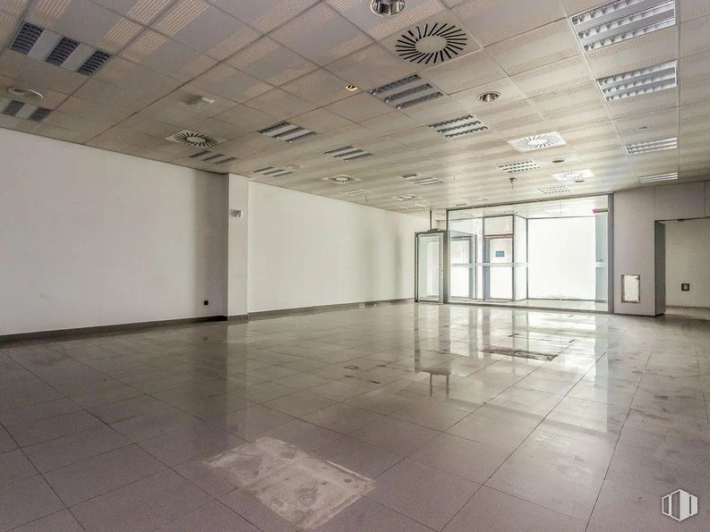 Nave en venta en Avenida Camino de lo Cortao, 6, San Sebastián de los Reyes, Madrid, 28700 con accesorio, hall, suelos, ventana, vidrio, techo, espacio, material compuesto, evento y transparencia alrededor