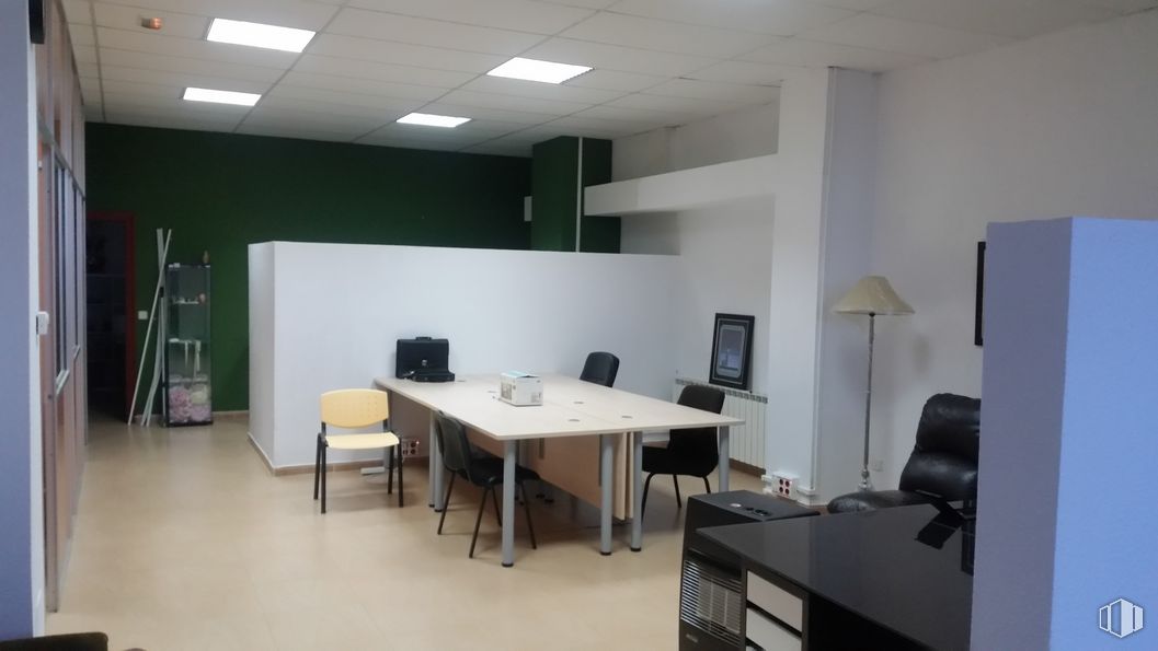 Oficina en venta en Calle Tenerías, 6, Galapagar, Madrid, 28260 con silla, mesa, alumbrado, mesa de cocina y comedor, mueble, propiedad, edificio, diseño de interiores, escritorio, piso, accesorio y suelo alrededor