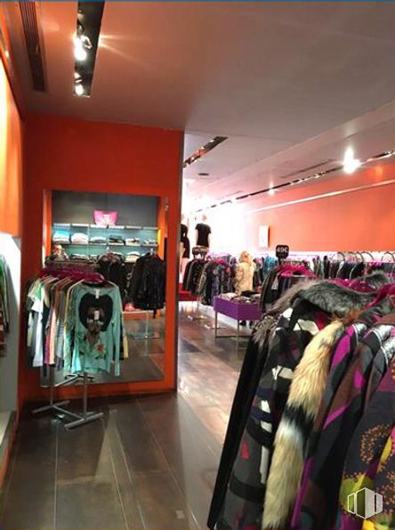 Local en alquiler en Zona Chueca, Centro, Madrid, 28004 con persona, lámpara, ropa de calle, diseño automotriz, diseño de interiores, venta minorista, camiseta, boutique, evento y diseño de moda alrededor