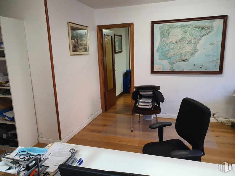 Retail for sale & for rent at Calle Algaba, 5, Carabanchel, Madrid, 28019 with picture frame, chair, property, building, wood, table, interior design, flooring, floor and art around