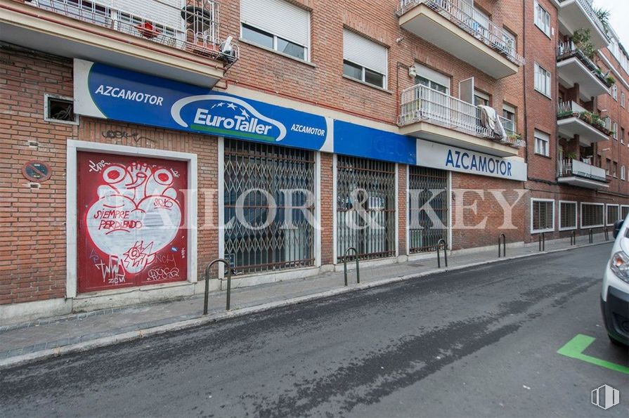 Local en venta en Calle Berruguete, Tetuán, Madrid, 28039 con ventana, edificio, matrícula del vehículo, casa, asfalto, vehículo, superficie de la carretera, ladrillo, acera y fachada alrededor