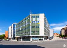 Oficina en alquiler en Calle Cronos, 8, San Blas - Canillejas, Madrid, 28037 con edificio, cielo, tiempo de día, torre, nube, bloque de pisos, diseño urbano, ventana, condominio y propiedad material alrededor