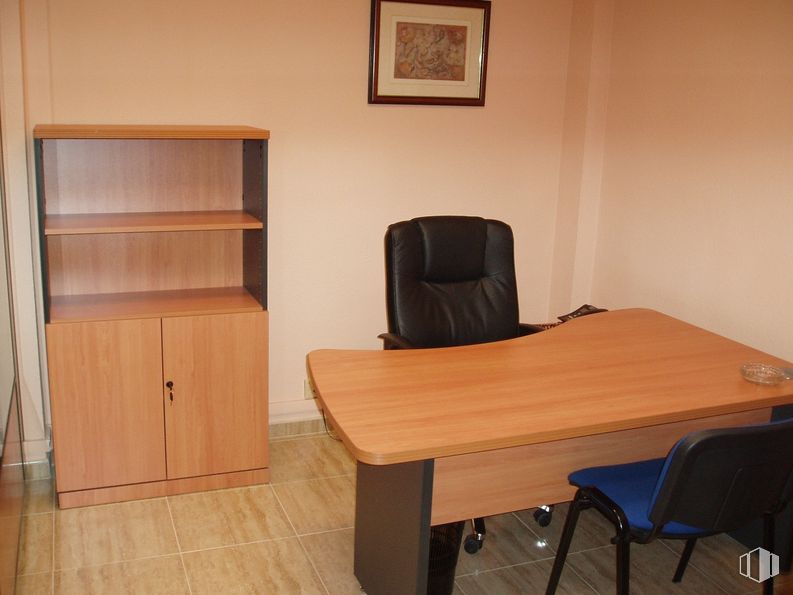 Office for rent at Calle Antonio López, 61, Carabanchel, Madrid, 28019 with chair, cabinetry, table, desk, wood, shelf, comfort, office chair, floor and wood stain around