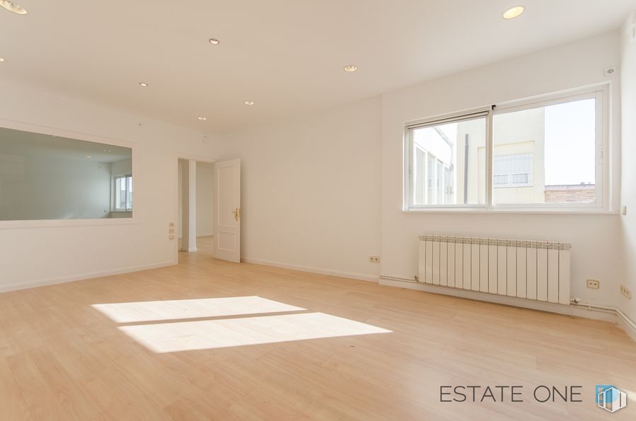 Office for rent at Calle General Oraá, Salamanca, Madrid, 28006 with window, building, fixture, wood, shade, house, hall, wood stain, flooring and material property around