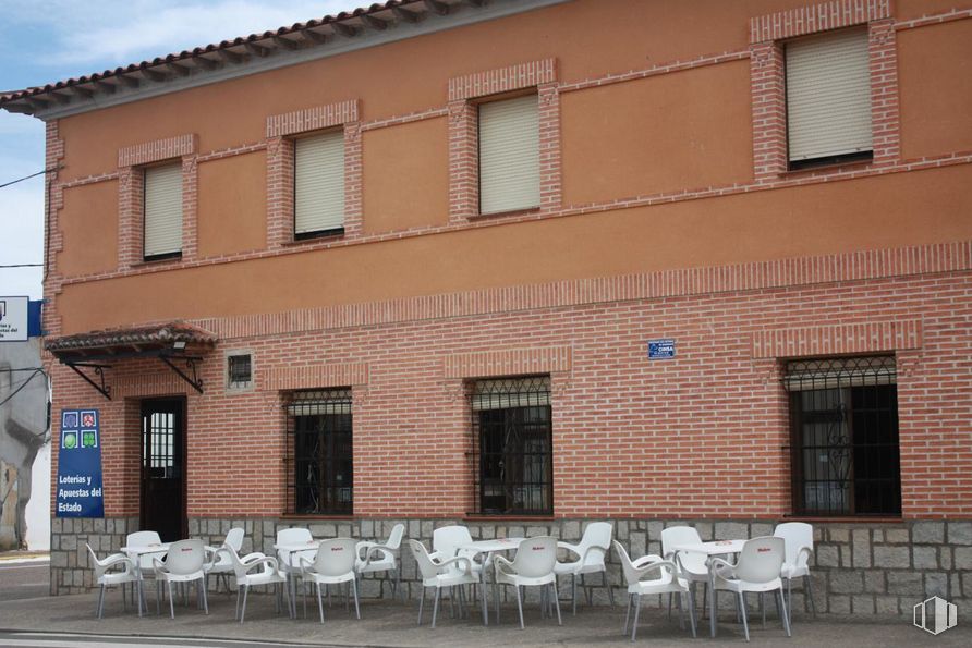 Retail for sale at Avenida Moreno Torres, 31, Alcaudete de la Jara, Toledo, 45662 with window, building, property, furniture, chair, brick, residential area, neighbourhood, shade and real estate around