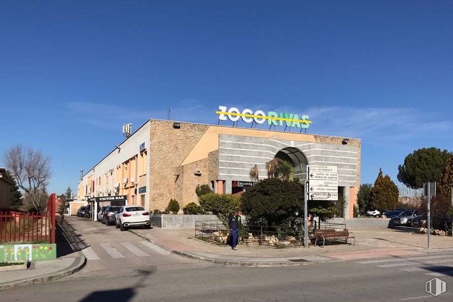 Local en alquiler y venta en C.C. Zoco Rivas, Paseo Chopera, 9, Rivas-Vaciamadrid, Madrid, 28529 con edificio, cielo, rueda, vehículo terrestre, planta, nube, neumático, coche, vehículo y asfalto alrededor