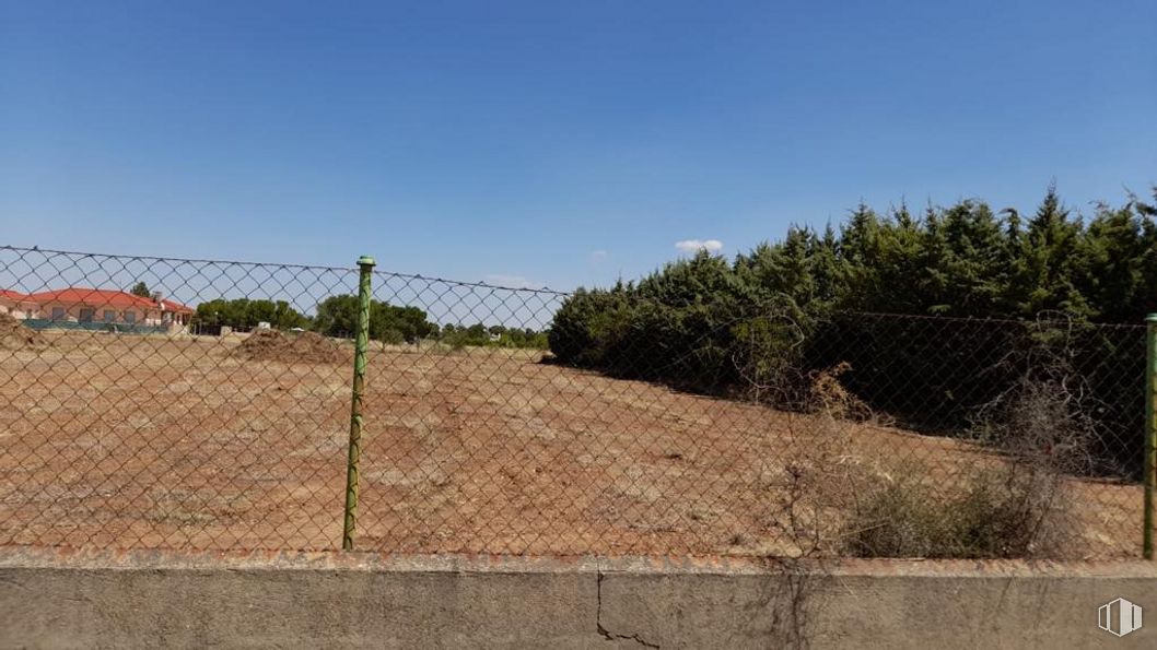 Land for sale at Urbanización El Cuartillejo, Illana, Guadalajara, 19119 with sky, plant, fence, wire fencing, land lot, mesh, landscape, tree, composite material and chain-link fencing around