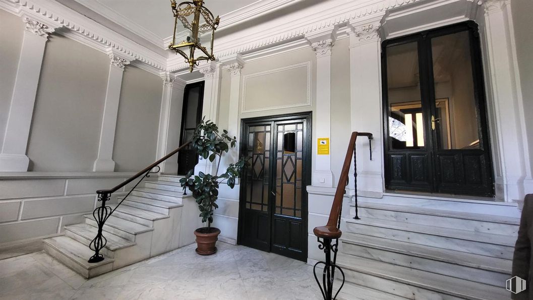 Oficina en alquiler en Barrio Almagro, Chamberí, Madrid, 28010 con puerta, lámpara, planta de interior, alumbrado, propiedad, planta, marco, edificio, maceta y interiorismo alrededor