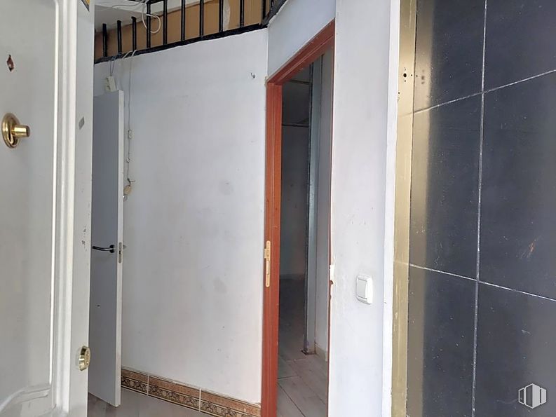 Retail for rent at Calle Bañeza, Fuencarral - El Pardo, Madrid, 28029 with building, fixture, door, wood, handle, home door, house, gas, composite material and hardwood around