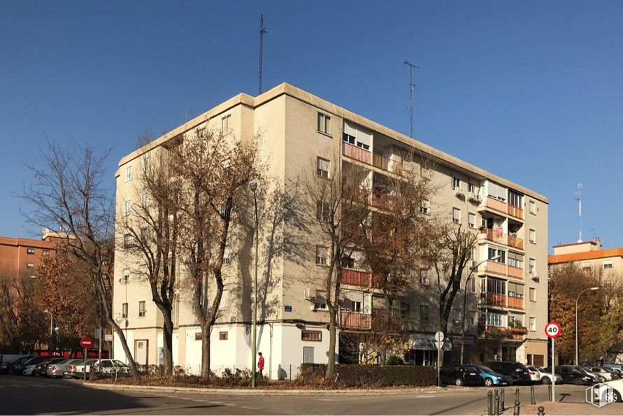 Local en venta en Calle Ginebra, 8, Móstoles, Madrid, 28938 con edificio, cielo, ventana, rueda, árbol, neumático, diseño urbano, accesorio, área residencial y fachada alrededor