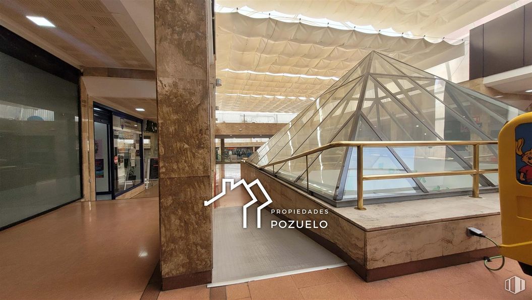 Local en venta en Centro Comercial Zoco, Pozuelo de Alarcón, Madrid, 28223 con edificio, accesorio, madera, hall, casa, suelos, suelo, sombra, techo y vidrio alrededor