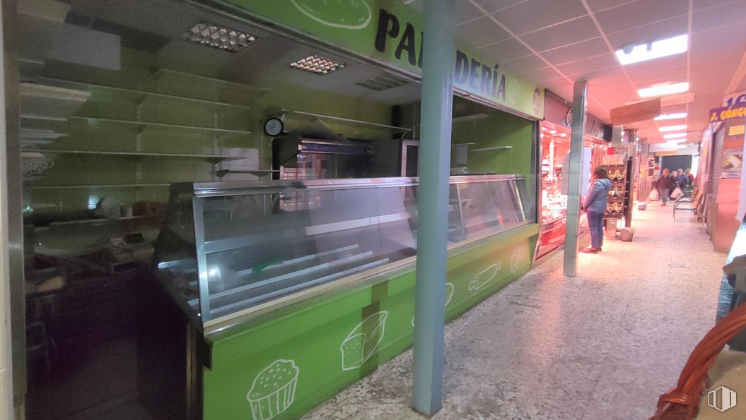 Local en venta en  Mercado de San Luis, Avenida San Luis, 76, Hortaleza, Madrid, 28033 con persona, vehículo de motor, gas, suelos, máquina, evento, transporte público, ciudad, acero y vidrio alrededor