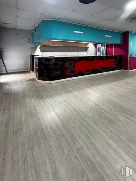 Retail for sale & for rent at Zona Juzgados, Móstoles, Madrid, 28931 with wood, hall, flooring, building, floor, automotive design, automotive lighting, laminate flooring, hardwood and parking around