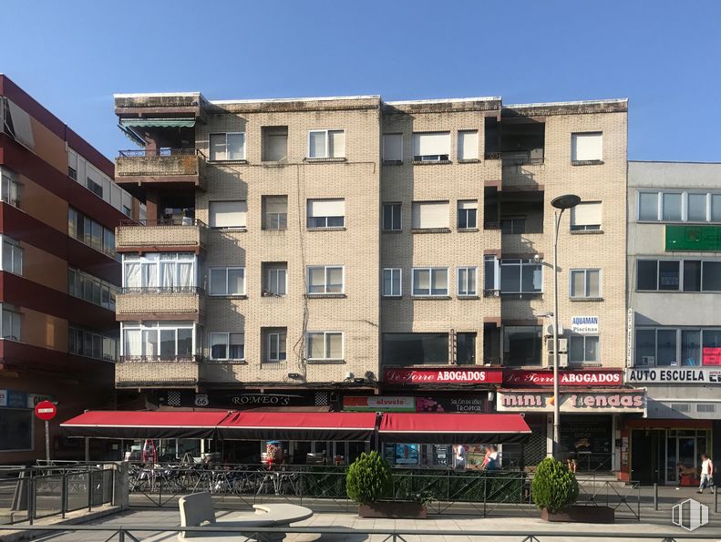 Retail for sale at Calle Honorio Lozano, Collado Villalba, Madrid, 28400 with building, sky, plant, window, urban design, tower block, condominium, house, commercial building and facade around