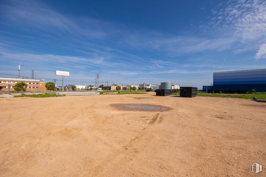 Land for sale at Avenida Cristóbal Colón, 232, Guadalajara, 19004 with building, sky, cloud, asphalt, plain, landscape, horizon, road, tree and grass around