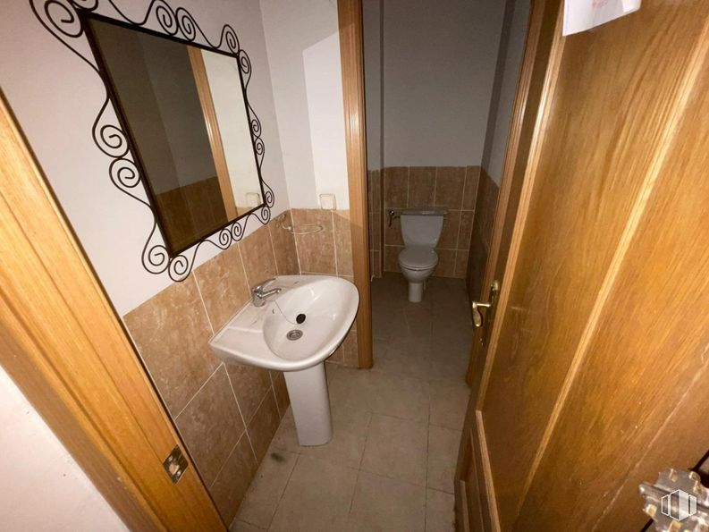 Retail for sale at Calle Ingeniero Mariño, Guadalajara, 19001 with sink, mirror, toilet, wardrobe, brown, building, bathroom sink, plumbing fixture, bathroom and tap around