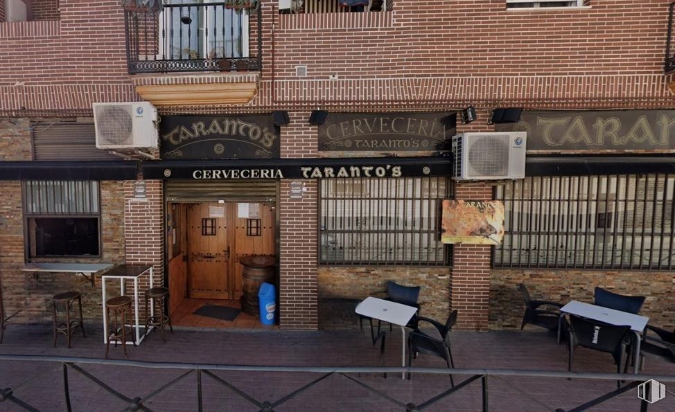 Retail for sale at Calle La Iglesia, Yeles, Toledo, 45220 with window, facade, composite material, brick, iron, brickwork, restaurant and sign around