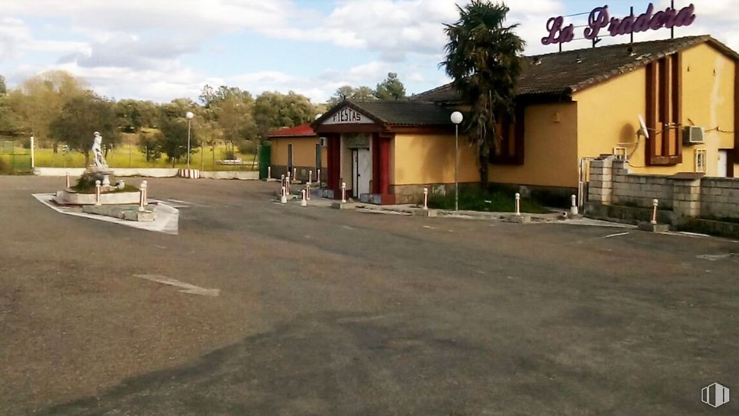 Retail for sale at Nacional 501, La Iglesuela, La Iglesuela, Toledo, 45633 with house, cloud, sky, plant, window, tree, asphalt, road surface, land lot and leisure around