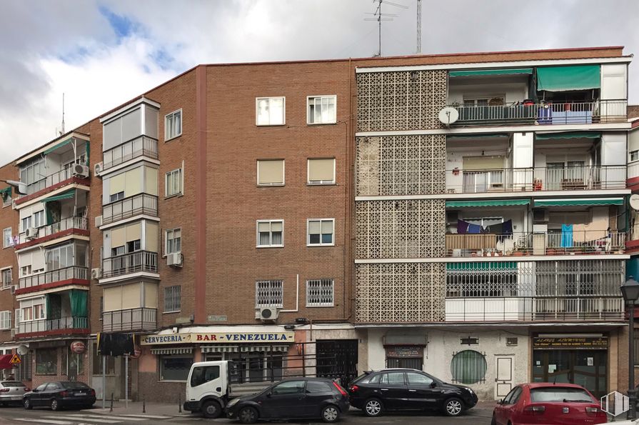 Local en alquiler en Calle Sierra de Gredos, 28, Villa de Vallecas, Madrid, 28031 con coche, edificio, nube, neumático, rueda, cielo, ventana, vehículo, arquitectura y diseño urbano alrededor