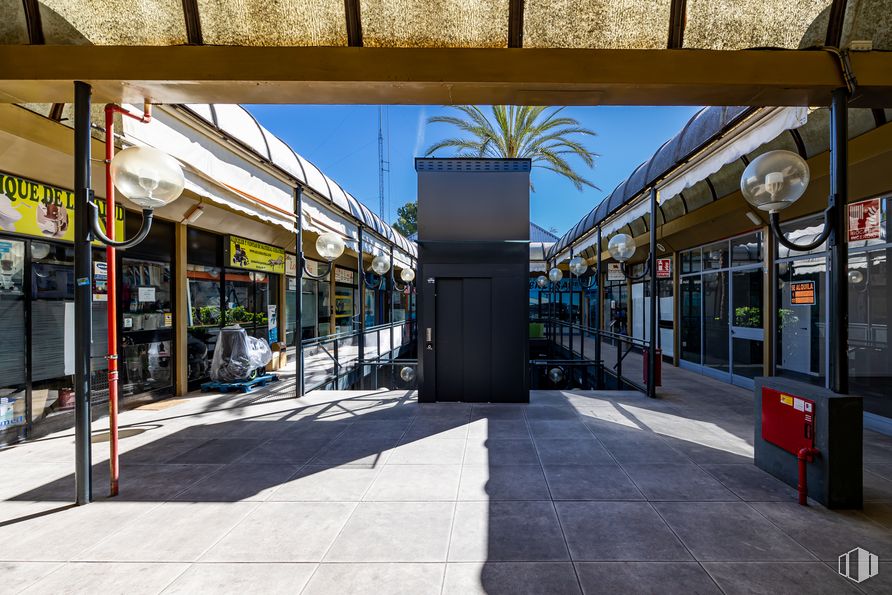 Local en venta en Avenida España, Majadahonda, Madrid, 28220 con cielo, sombra, fachada, acera, carretera, ciudad, superficie de la carretera, uso mixto, edificio comercial y estación de tren alrededor