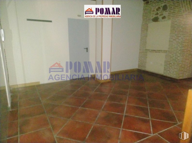 Retail for rent at Plaza Nalvillos, 1, Ávila, 05001 with tile flooring, fixture, flooring, floor, composite material, paint, building material, font, wood and room around