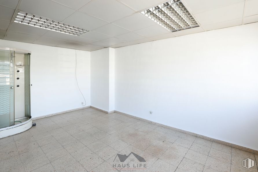 Nave en venta en Polígono La Yegua, Torrejón de Ardoz, Madrid, 28850 con alumbrado, puerta, accesorio, edificio, piso, madera, pared, pasillo, pavimento y casa alrededor