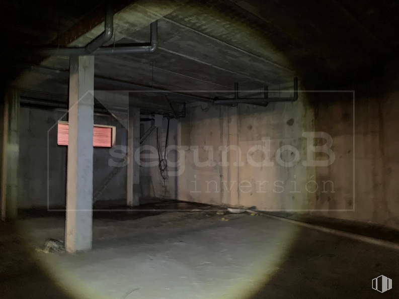 Retail for sale at Calle Ventanilla, 8, Colmenarejo, Madrid, 28270 with flash photography, gas, tints and shades, concrete, darkness, city, tunnel, road, ceiling and composite material around