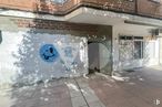 Retail for sale at Calle Marquesas, 10, Torrejón de Ardoz, Madrid, 28850 with building, graffiti, road surface, art, house, sidewalk, facade, city, tints and shades and road around