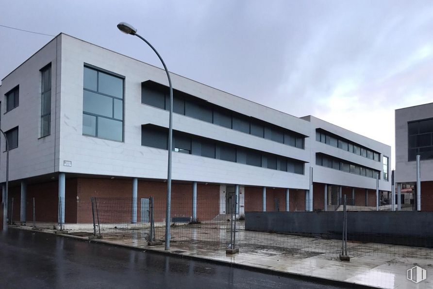 Retail for sale at Plaza Corral de los Cantos, 3, Argés, Toledo, 45122 with building, window, cloud, property, sky, fixture, architecture, urban design, rectangle and residential area around