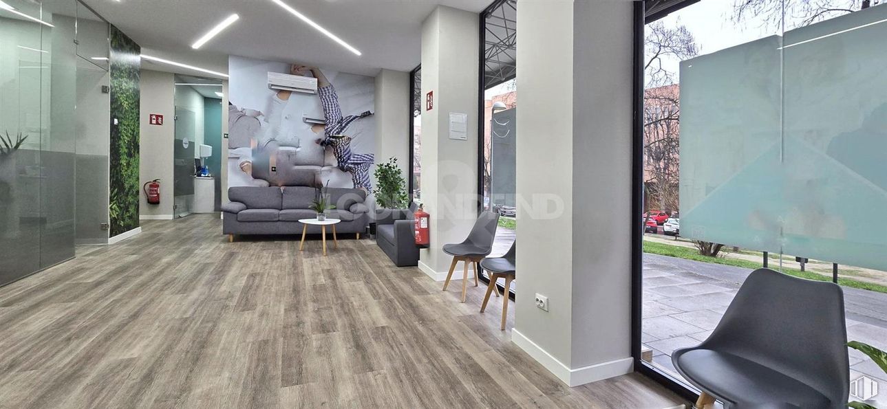 Retail for sale at Zona Moratalaz, Moratalaz, Madrid, 28030 with couch, chair, flooring, interior design, floor, ceiling, wood flooring, furniture, laminate flooring and room around